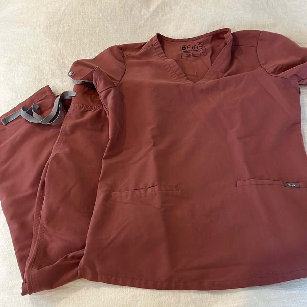 Figs mauve scrub set, both size XS, good condition!